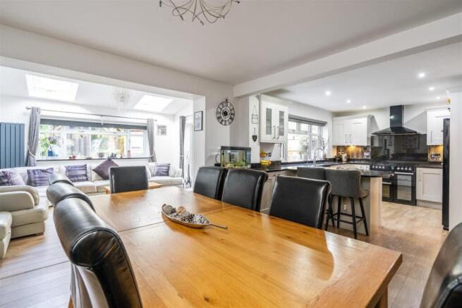 11 Whiteslade Close_8.jpg