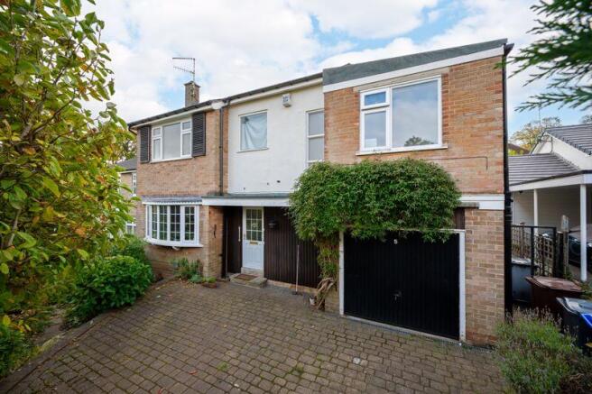 5 bed Detached for sale Image 4