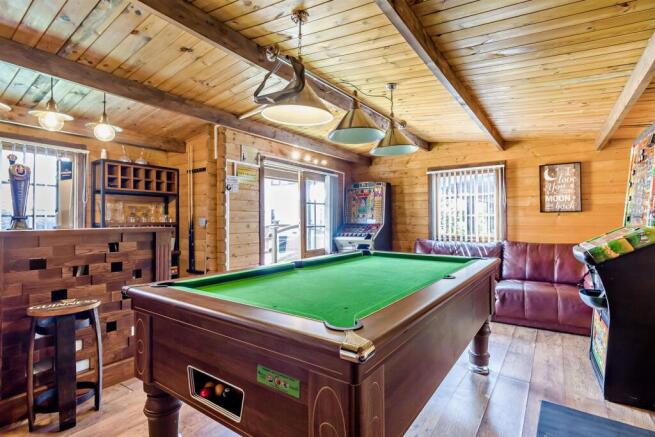 5 bed Semi-Detached for sale Image 4