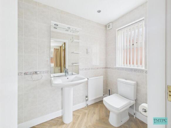5 bed Detached to rent Image 12