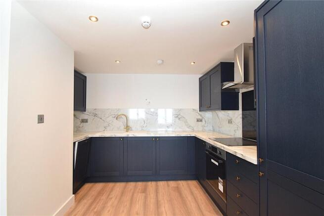 2 bed Penthouse to rent Image 5
