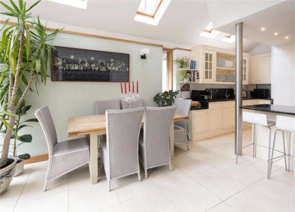5 bed Semi-Detached for sale Image 8