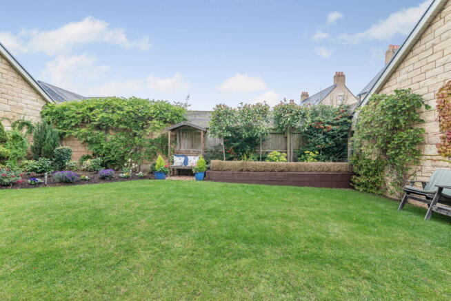 5 bed Detached for sale Image 8