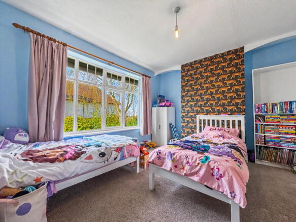 5 bed Detached for sale Image 7