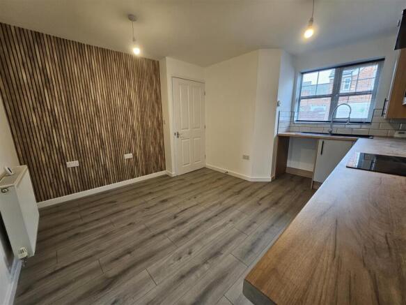 3 bed Semi-Detached to rent Image 5