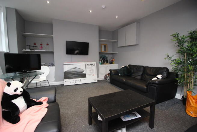 8 bed House Share to rent Image 6