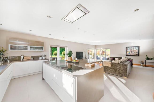 6 bed Detached for sale Image 8