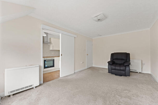 11 QUEENS COURT photo 4