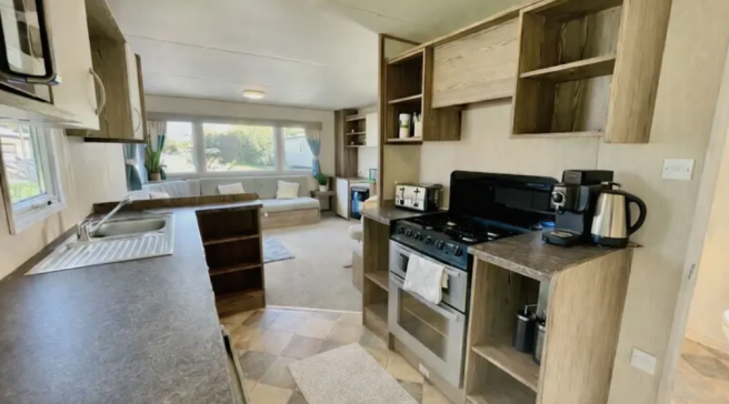 Fully Fitted Kitchen With Cooker And Storage In Th