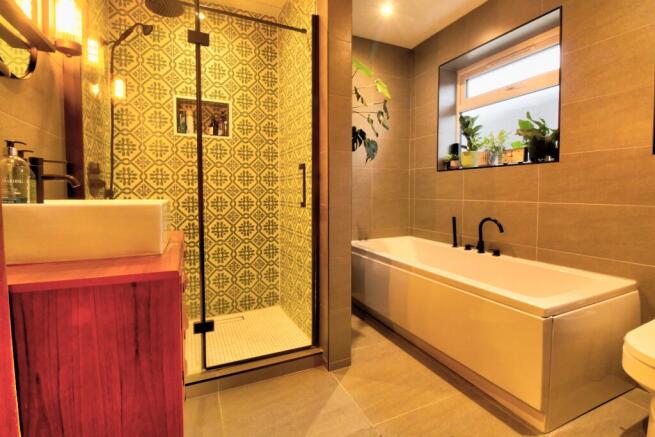 Luxury full bathroom
