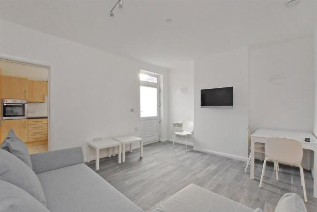 3 bed Apartment to rent Image 4