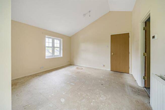 20 Elms Close Lounge.jpg