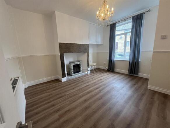 2 bed Terraced to rent Image 5