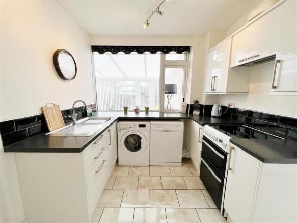 Kitchen pic 3.jpg