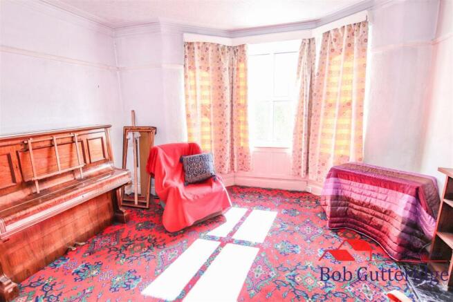 BAY FRONTED LOUNGE