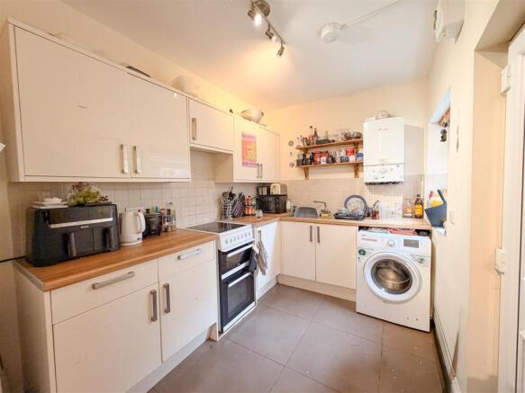 6 bed House to rent Image 4