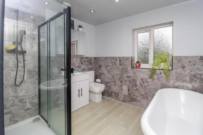 4 bed Detached for sale Image 4