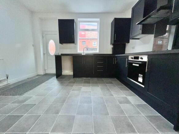 3 bed Terraced to rent Image 4
