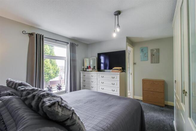 4 bed Detached for sale Image 10