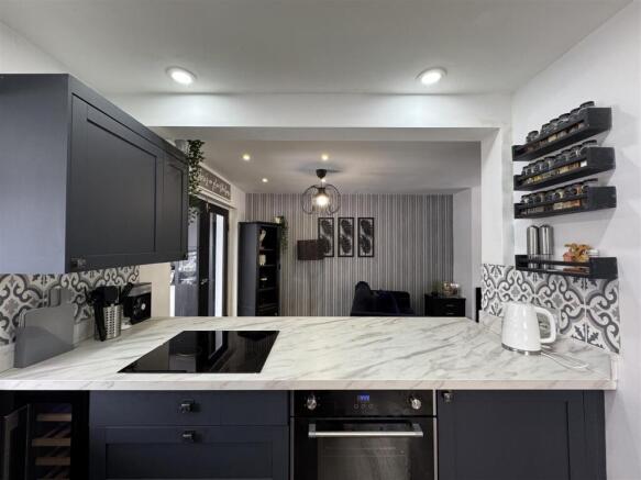 3 bed Semi-Detached for sale Image 11