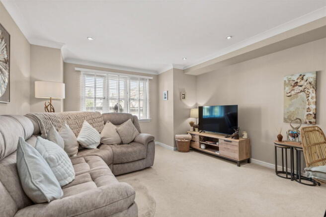 Flat 1 - 3 Endrick Court, Larbert, FK5 4WN photo 4