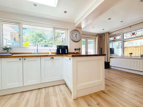5 bed Semi-Detached for sale Image 7