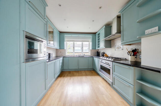 7 bed Detached for sale Image 5