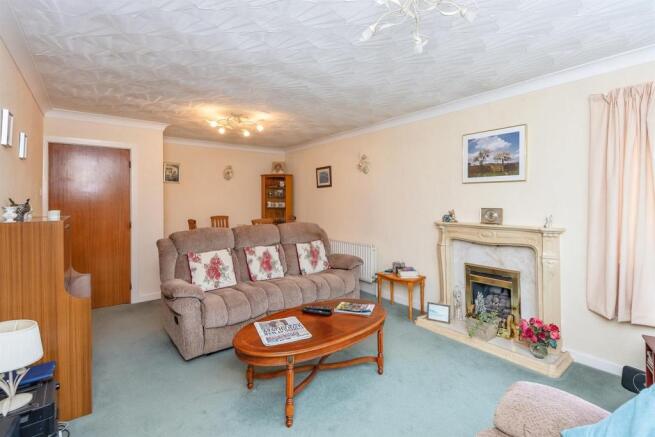 Lounge / Dining Room: