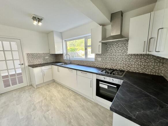 4 bed House to rent Image 6