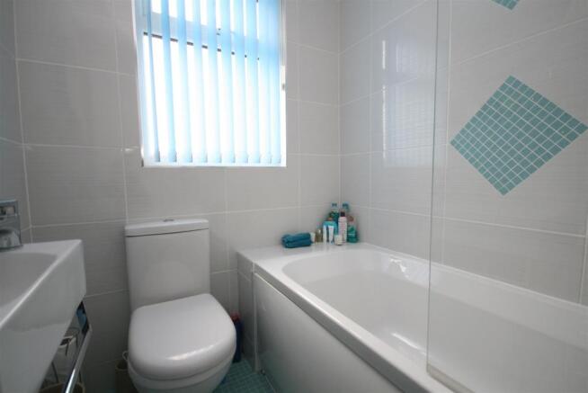 Ensuite Bathroom.JPG
