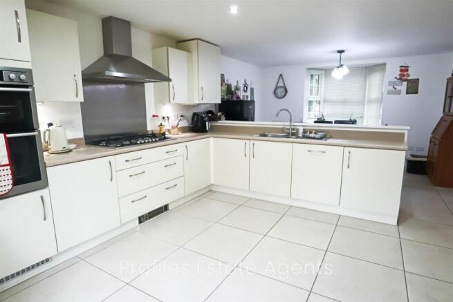 Modern luxury fitted breakfast kitchen (rear)