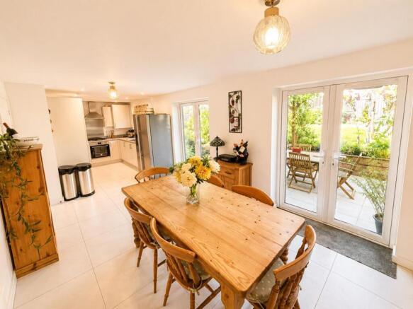 70 Chamberlyne Cresent, Kitchen-dinner.jpg