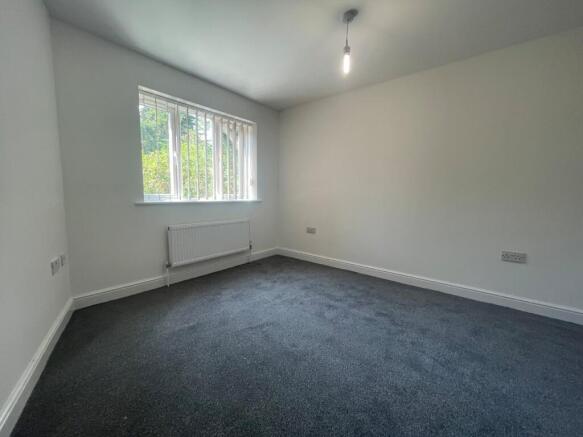 3 bed Flat to rent Image 4