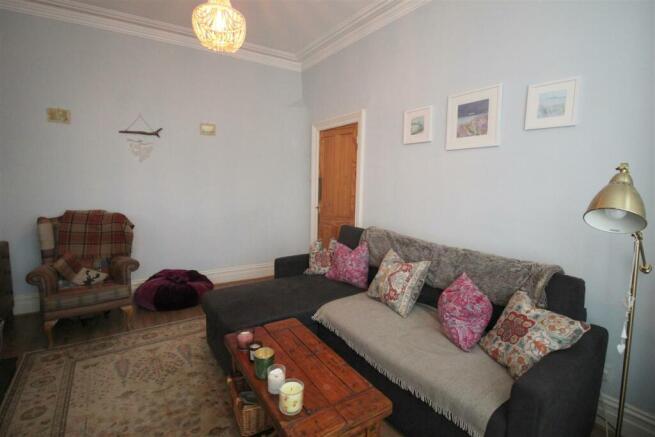 Lightburne Ave, 13 Lounge 2 new.JPG