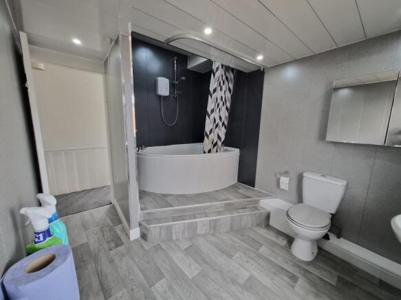 2 bed Terraced to rent Image 10