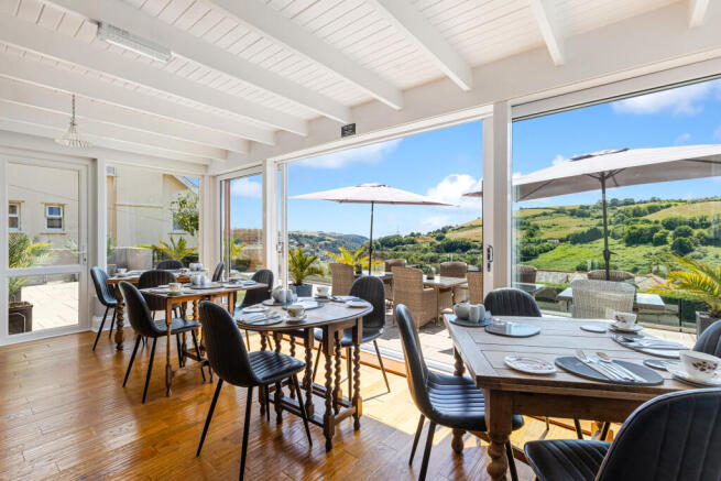 33 Breakfast Room