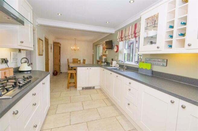KITCHEN/DINING ROOM