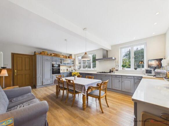 5 bed Detached for sale Image 8