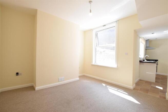 3 bed Terraced to rent Image 5