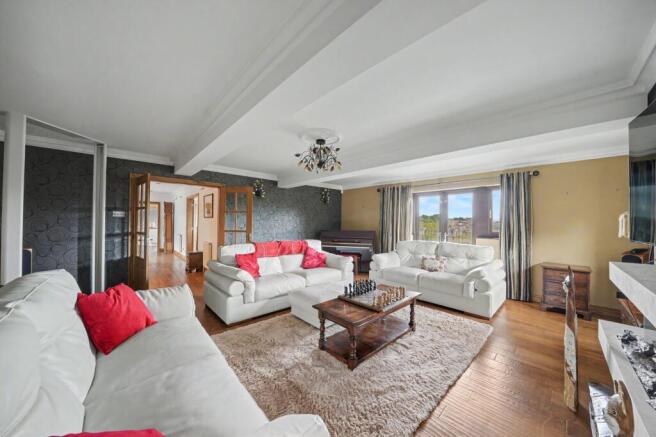 5 bed Detached for sale Image 7