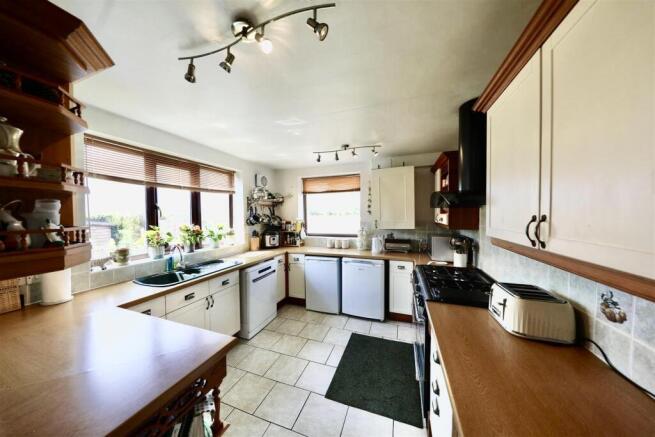 5 bed Semi-Detached for sale Image 4