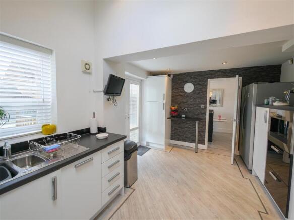 Kitchen/ Breakfast Room