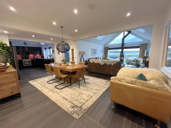 OPEN PLAN DINING KITCHEN / LOUNGE
