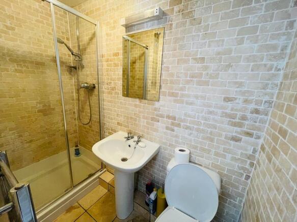 4 bed Detached to rent Image 8