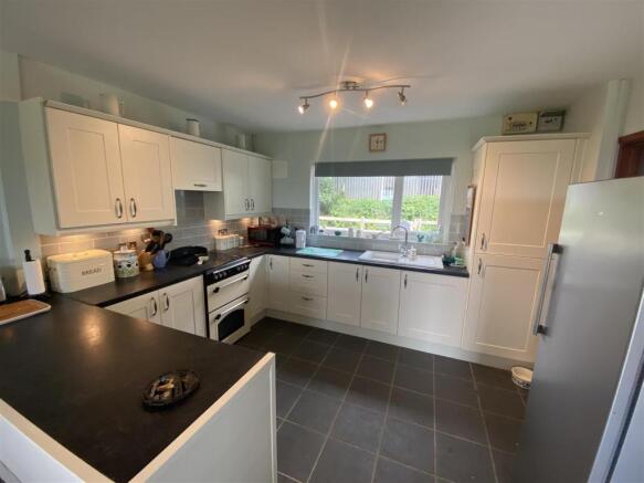 KITCHEN/LIVING ROOM