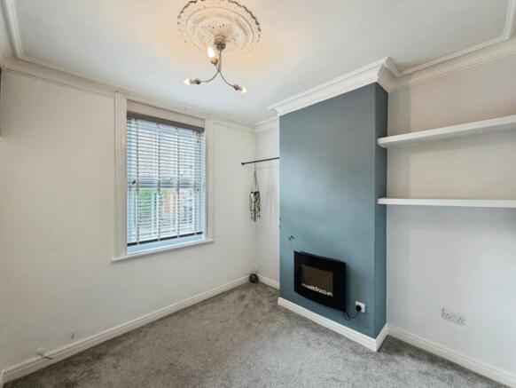 2 bed Terraced to rent Image 4