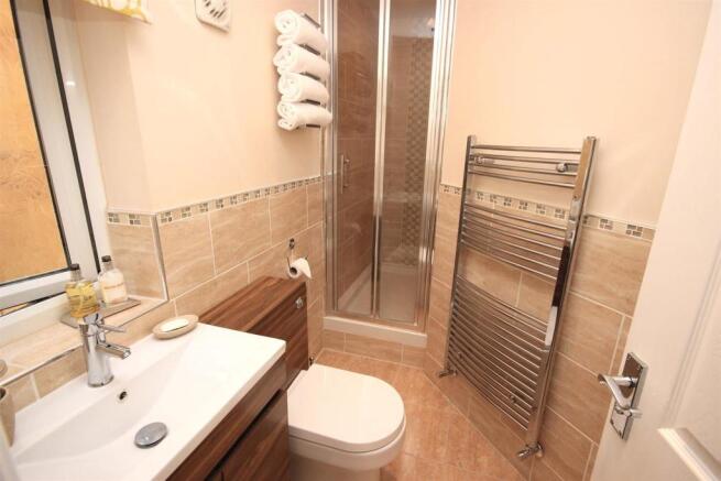 EN-SUITE SHOWER ROOM