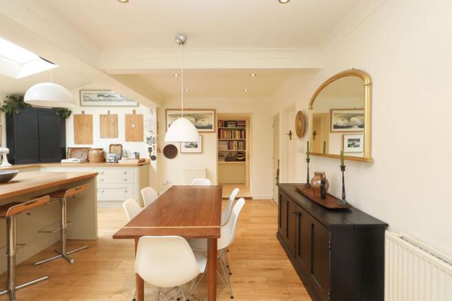 4 bed Semi-Detached for sale Image 9