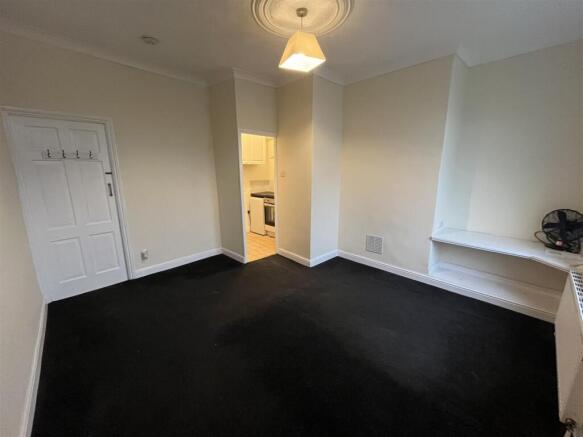 2 bed Terraced to rent Image 5