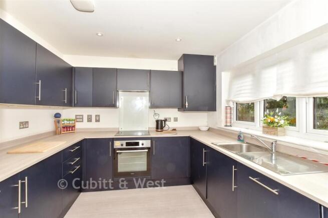 Diggins Grove, Chichester, West Sussex photo 4